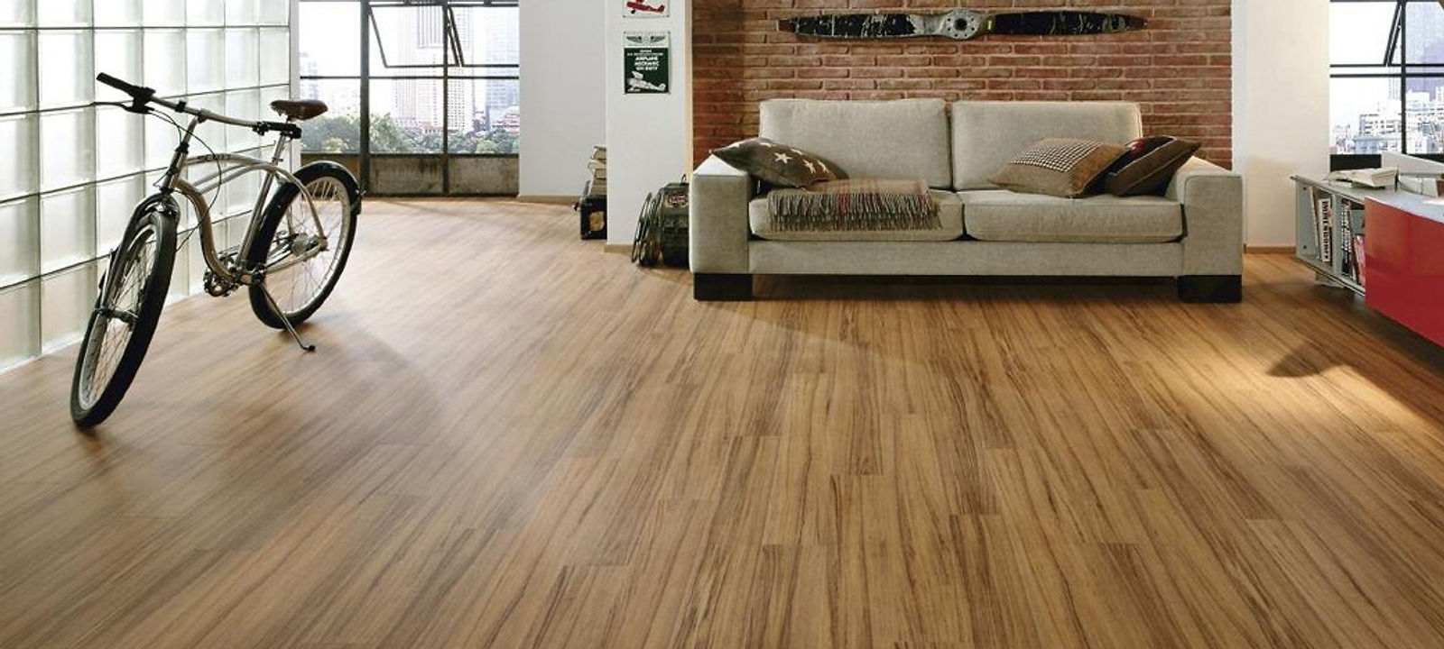 Ambiente decorado com piso laminado e cortinas